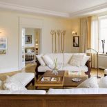 Na ścianie kolekcja obrazków. Apartament w kamienicy na Powiślu