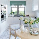 Na ścianie kuchni płytki ułożono w parkietowy wzór.