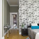 Na ścianie kultowa tapeta Fornasettiego przełamuje powagę angielskiego stylu.