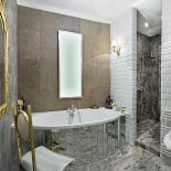 Na ścianie łupek, kafle z Leroy Merlin i dekoracje pałacowe .