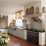 Na ścianie marokańskie kafle. Francuski styl na belgijskiej wsi