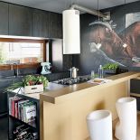 Na ścianie mural przedstawiający gospodynię.