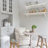 Na ścianie półki ze słojami na zapasy, IKEA.