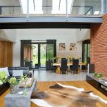 Na ścianie, ręcznie formowana cegła.