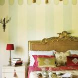 Na ścianie sypialni gospodarze namalowali jakby namiot bez dachu, otwarty na niebo i chmury, które mogą podziwiać na suficie.