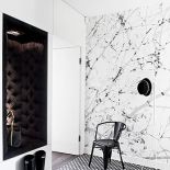 Na ścianie tapeta nawiązująca do japońskich grafik, do tego zabawna tapicerowana grafitowym welurem podświetlona wnęka,