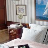 Na ścianie tapeta Ralpha Laurena podpatrzona w sklepowej przymierzalni.