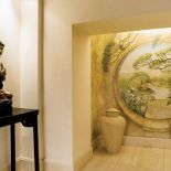 Na ścianie w korytarzu namalowana jest brama księżycowa, charakterystyczny element architektury wschodniej. ? To taki