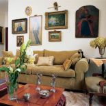 Na ścianie wisi kolekcja obrazów. Doprawione Orientem