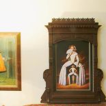 Na ścianie wiszą obrazy w zdobionych ramach.