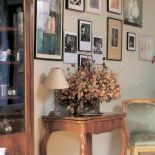 Na ścianie wiszą pamiątkowe fotografie.