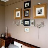 Na ścianie wiszą ramki z czarno-białymi fotografiami, na szafce nie zabrakło ozdobnych drobiazgów.