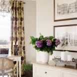 Na ścianie wspomnienie wakacji - sztychy przedstawiają pałace nad weneckim Canale Grande.