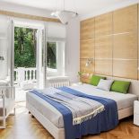 Sypialnia w spokojnym artdecowskim stylu.