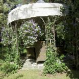 Na skraju lasku stoi kuta altanka, w sam raz na popołudniową herbatę albo lunch w słońcu.