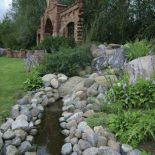 Na skraju lasu jest stara brama, która przypomina romantyczną ruinę z obrazów Davida Friedricha.