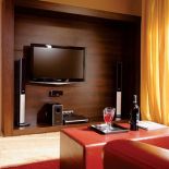 Na sprzęt rtv zrobiono drewnianą ramę.