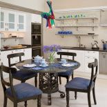 Na stole porcelana z motywem bławatków od Villeroy Boch.