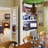 Na stole srebrne świeczniki. Apartament w kamienicy na Powiślu