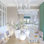 Na stole w jadalni porcelanowe naczynia z warszawskiego salonu Archidzieło.