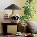 Na stoliku stoi lampka. Mieszkanie w stuletniej kamienicy