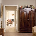 Na szafie kolekcja aniołów. Dom gościnny