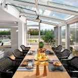 Na taras jest kilka wyjść z mieszkania.