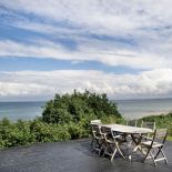 Na taras prowadzą szklane drzwi przypominające gotyckie łuki.