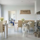 Na taras wychodzi się tutaj z każdego pokoju, nawet z łazienki. Apartamentowiec stoi niemal na plaży, a morską bryzą