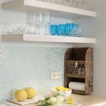 Na taras wychodzi się tutaj z każdego pokoju, nawet z łazienki. Apartamentowiec stoi niemal na plaży, a morską bryzą