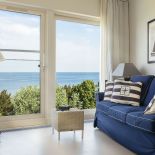 Na taras wychodzi się tutaj z każdego pokoju. Apartamentowiec stoi niemal na plaży, a morską bryzą można oddychać, nie