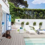 Na tarasie drewniane deski. Willa w stylu marynistycznym