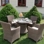 Na tarasie lub w ogrodzie można urządzić i salon, i jadalnię. Myli się ten, kto myśli, że będzie mniej wygodnie niż w domu.