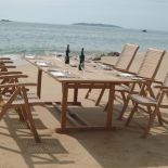 Na tarasie lub w ogrodzie można urządzić i salon, i jadalnię. Myli się ten, kto myśli, że będzie mniej wygodnie niż w domu.