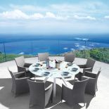 Na tarasie lub w ogrodzie można urządzić i salon, i jadalnię. Myli się ten, kto myśli, że będzie mniej wygodnie niż w domu.