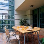 Na tarasie ma swoje miejsce komplet mebli ogrodowych.