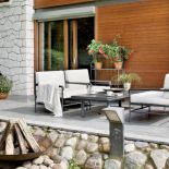 Na tarasie stoją dizajnerskie fotele Unopiu. Obok palenisko wzorowane na marokańskim kociołku.