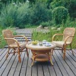 Na tarasie świetnie się sprawdzają wiklinowe meble.