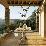 Na tarasie wisi ciekawy żyrandol. Prowansja odnaleziona w Kaliforni