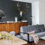 Na tle czarnej ściany, mebel zaprojektowany przez architektki.