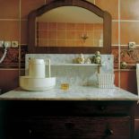 Na toaletce stoi misa i dzban. Wymarzone miejsce