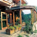 Na werandę prowadzi drewniany chodnik.