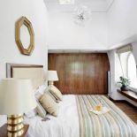 Na wezgłowie łóżka nałożono pikowaną tkaninę.