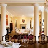 Na wysokim parterze znajduje się przestronny salon, a właściwie salon, pokój kominkowy i jadalnia.