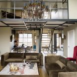 Na wysokim, przestronnym strychu można bylo zrobić antresolę. Stalowa konstrukcja tworzy przemysłowe wrażenie.