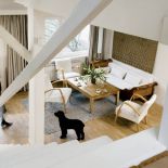 Na wyższe piętro można wejść po dwóch parach schodów.