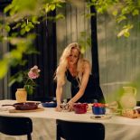 żeliwne naczynia na stół w ogrodzie