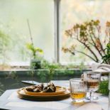 szklane naczynia na napoje na letni stół