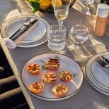 talerze na przekąski na letni stół