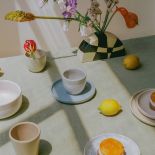 ceramiczne kubeczki i talerzyki w pastelowych kolorach